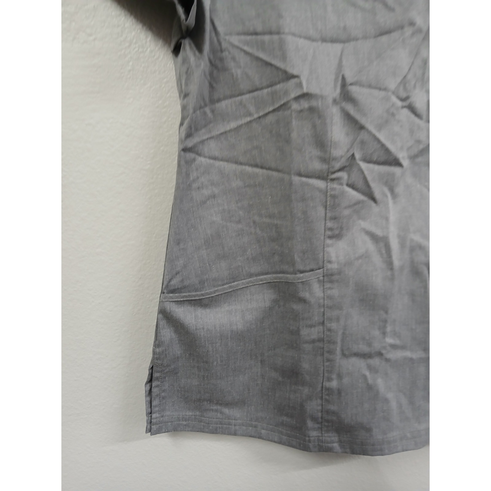 Ua Butter-Soft Stretch Women's 2-Pocket Asymmetric Keyhole Scrub Top Small — image 3 of 7